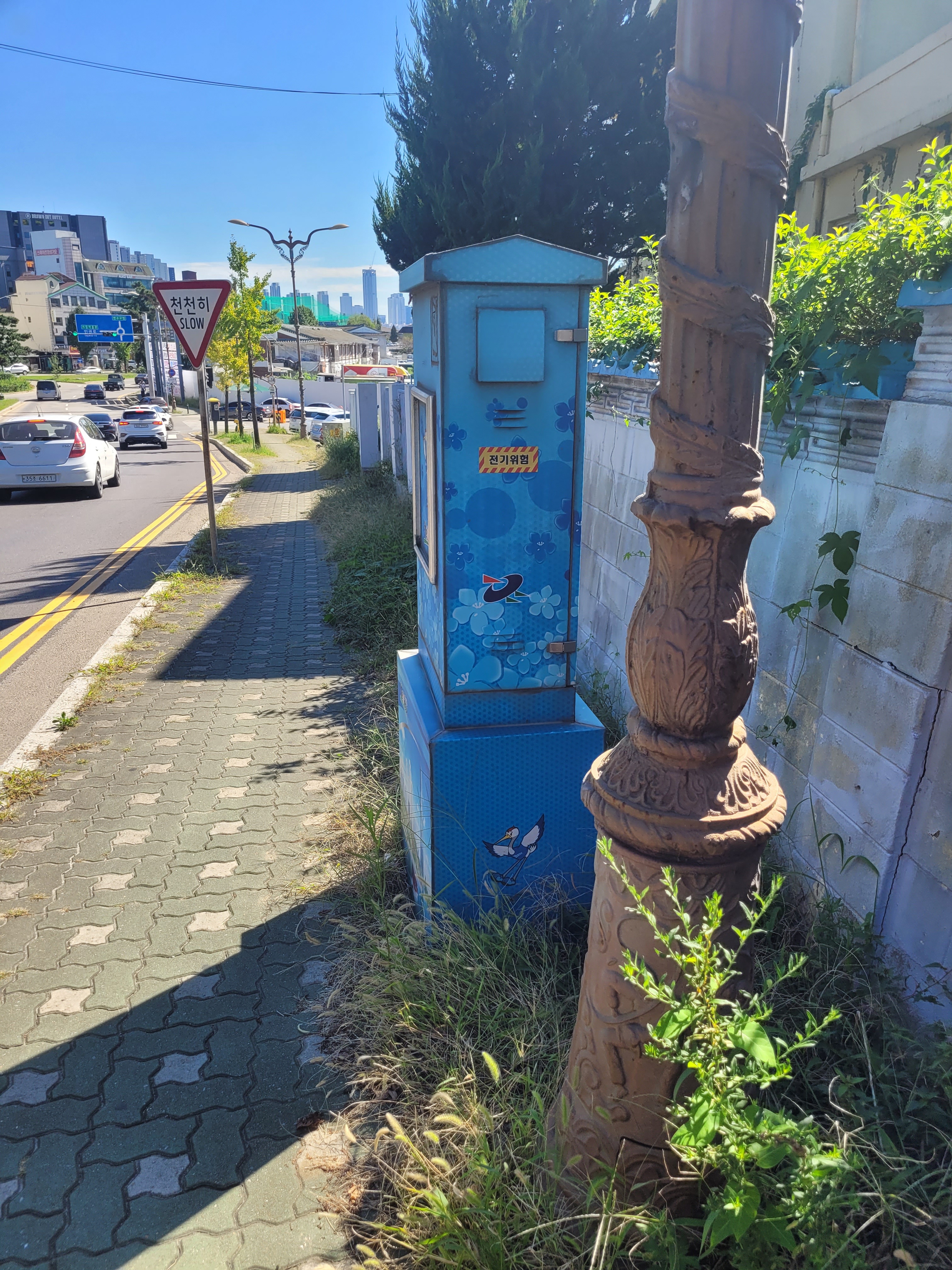 연수구는 설치 이후 30년 이상 경과된 가로등을 교체해 어두운 도로 환경으로부터 보행자 안전을 확보하고 야간 교통 환경을 개선하기 위해 능허대로 일대의 노후 가로등 교체 사업을 완료했다